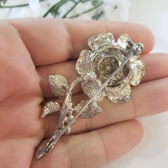 Beautiful Flower Brooch - Picture 2 of 3